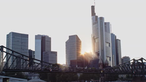 Blick-Vom-Main-Auf-Die-Skyline-Der-Stadt-Frankfurt-Am-Main-In-Hessen,-Deutschland