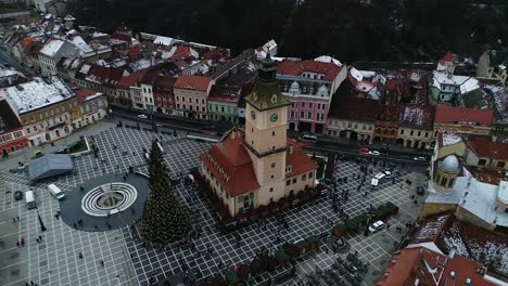 Órbita-De-La-Plaza-Del-Consejo-De-Rumania-Y-Brasov-Durante-La-Temporada-Navideña