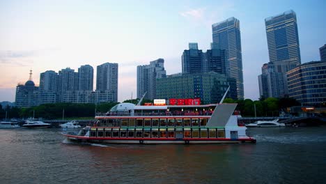 Un-Recorrido-Turístico-En-Barco-Que-Atraviesa-El-Río-Huangpu-Por-La-Noche-En-La-Ciudad-Más-Importante-De-China,-Shangai.