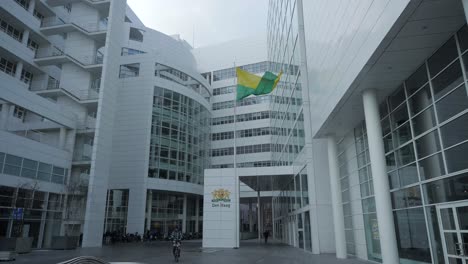 Wide-shot-of-the-flag-of-The-Hague-at-the-city-hall