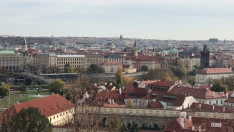 Vista-Panorámica-De-La-Ciudad-De-Praga-Desde-El-Distrito-Del-Castillo-De-Hradcany