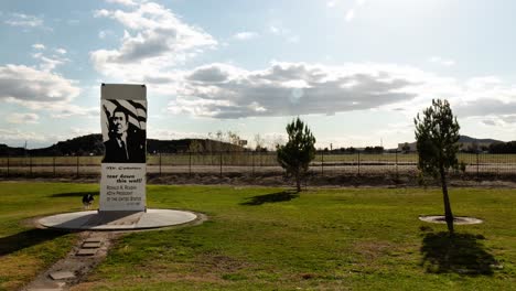 Lapso-De-Tiempo-De-Nubes-Detrás-De-Un-Pedazo-Del-Muro-De-Berlín-En-El-Parque-Ronald-Reagan