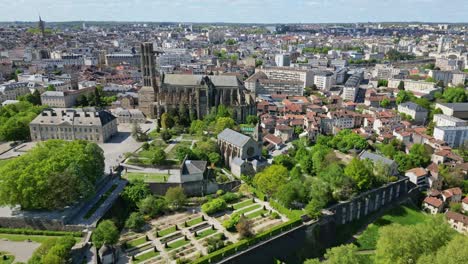 Cathedral-of-Saint-Etienne-and-Botanical-garden-of-bishopric,-Limoges-cityscape,-France