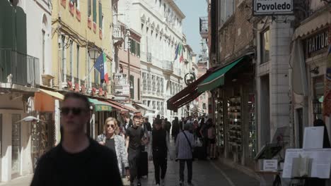 Calle-Concurrida-En-Un-Día-Soleado-En-Venecia,-Italia.