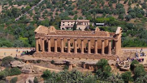 Disparo-De-Un-Dron-Hacia-Atrás-Revela-El-Templo-De-La-Concordia,-Agrigento,-Italia