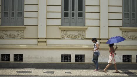 Static-câmera-with-an-colonial-building-in-the-frame-while-people-pass-by-in-Feira-de-Santana-Brazil