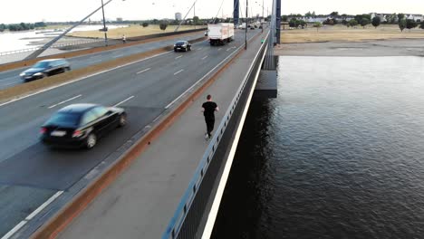 Düsseldorf-Joggen-An-Einer-Brücke---Deutschland