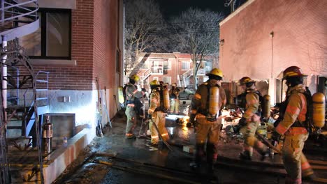 Feuerwehrleute-Beim-Brand-Eines-Verlassenen-Gebäudes-Am-Crémazie-Boulevard-In-Montreal