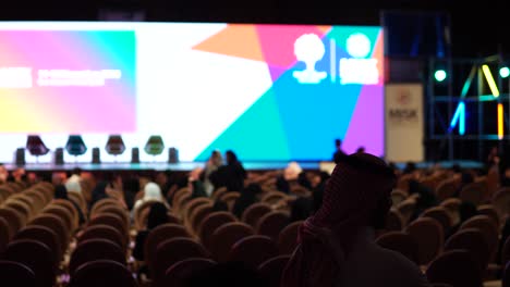 Saudischer-Mann-Spricht-Bei-Saudischer-Veranstaltung