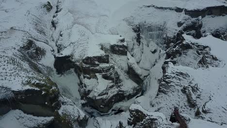 Formación-Rocosa-De-Nieve-Y-Hielo-De-Islandia-Desde-Un-Dron-Aéreo-Inclinándose-Hacia-Abajo