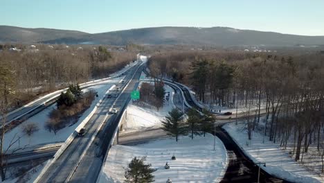 Coches-Que-Viajan-Por-La-Avenida-Estatal-Taconic-En-El-Cruce-De-Hopewell-En-El-Condado-De-Dutchess,-Nueva-York-En-Invierno