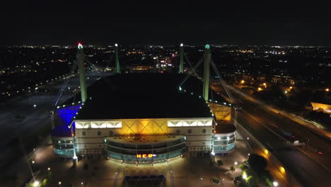 San-Antonio,-TX---Una-Lenta-Vista-Aérea-Nocturna-Del-Alamodome-De-San-Antonio