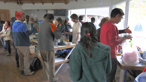 Gente-En-El-Campamento-Preparando-Comida-En-La-Cocina-Interior