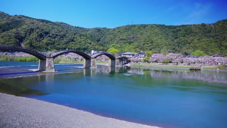 Japón,-Puente-Iwakuni-Kintaikyo-En-El-Soleado-Día-De-Primavera-En-Yamaguchi