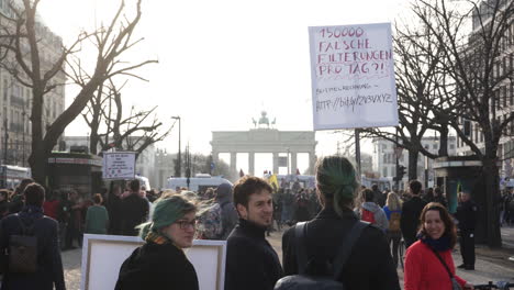Multitud-Reunida-Frente-A-La-Puerta-De-Brandenburgo-Durante-La-Manifestación-Del-Artículo-13-En-Berlín,-Alemania