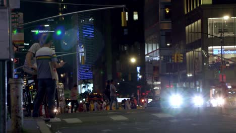 Geschäftiger-Sommernachtverkehr-In-Der-New-York-City-Street