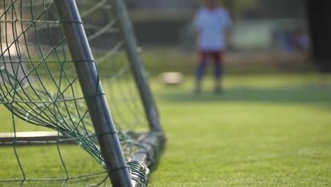 Fußball-Trifft-Tornetz-In-Ultra-Zeitlupe,-Nahaufnahme