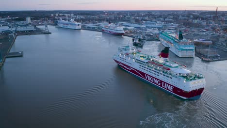 Luftaufnahme-Des-Kreuzfahrtschiffs-Amorella-Der-Viking-Line,-Das-Im-Hafenbecken-Manövriert-Und-Sich-Darauf-Vorbereitet,-Bei-Schwachem-Morgensonnenaufgang-Längsseits-Zu-Kommen