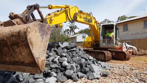 Una-Gran-Excavadora-Que-Mueve-Material-De-Cantera-En-Un-Sitio-De-Construcción