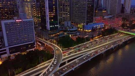 Vista-Aérea-De-Una-Concurrida-Intersección-De-Carreteras-En-La-Ciudad-De-Brisbane-Por-La-Noche