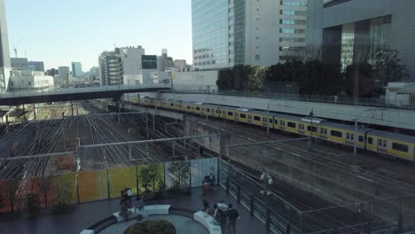 Ein-Zug-Der-Sobu-Linie-Fährt-An-Einem-Sonnigen-Tag-Am-Bahnhof-Shinjuku-Vorbei