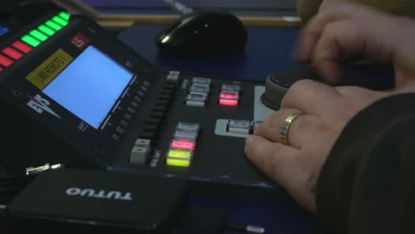 Transmita-En-Vivo-El-Panel-De-Control-En-Cámara-Lenta-Con-Un-Operador-Profesional-De-Evs-Presionando-Botones,-Trabajando-En-él,-Primer-Plano-Portugal