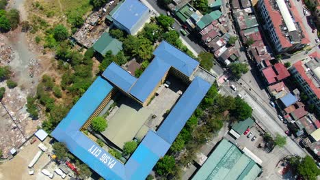 Ein-Blick-Nach-Unten-Zeigt-Eine-Luftaufnahme-Der-Eusebio-High-School-In-Pasig-City-Und-Der-Umliegenden-Wohnhäuser