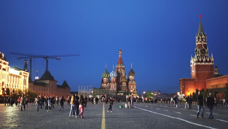 Girls-passing-by-on-Red-Square-Moscow-by-night