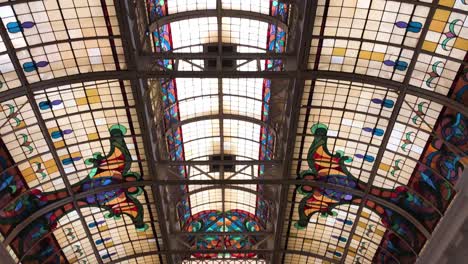 Techo-De-Vidrieras-Art-Nouveau,-En-El-Edificio-De-La-Casa-De-La-Literatura-Peruana-En-Lima