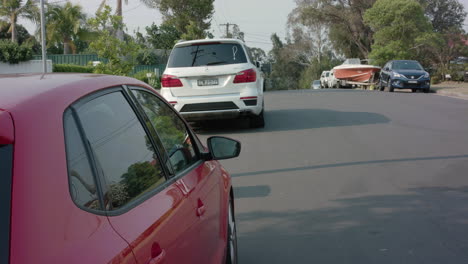 Mittlere-Aufnahme-Eines-Jungen-Mannes,-Der-Aus-Dem-Fahrersitz-Eines-Geparkten-Roten-Autos-Steigt