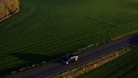 BMW-Fährt-Entlang-Einer-Wunderschönen-Landstraße