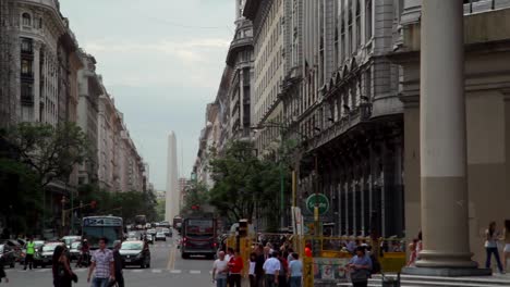 Menschen-Machen-Ihre-Wege-Auf-Einem-Stadtplatz-In-Der-Innenstadt-Von-Buenos-Aires,-Argentinien