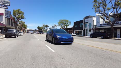 Toyota-Prius-Híbrido-Conduciendo-Por-La-Calle