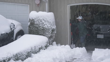 Residente-De-Renton-Washington-Quita-Nieve-De-Su-Camino-De-Entrada-Durante-La-Tormenta-De-Nieve-Del-13-De-Febrero-De-2021-En-El-área-De-Seattle