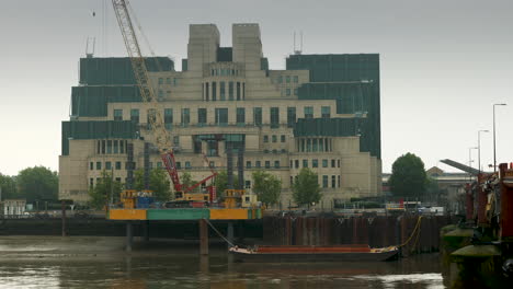 Vista-General-Del-Edificio-MI6-Ubicado-En-El-Río-Támesis-Junto-Al-Puente-Vauxhall,-Londres