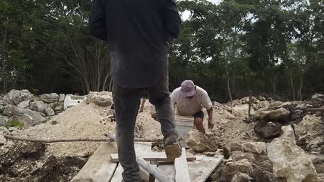 Hombre-Trabajando-En-La-Construcción-En-México