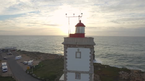 Wunderschöne-Aufnahme-Des-Leuchtturms-Von-Peniche