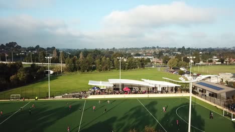 Levántese-Y-Desplace-Las-Imágenes-De-Un-Dron-Sobre-El-Partido-De-Hockey-Sobre-Césped-De-La-Liga-Principal-Masculina-En-El-Parque-Elgar