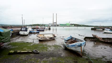 Verschlafener-Hafen-Mit-Angeschwemmten-Booten-Und-Ebbe