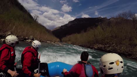 Wasser-Gelangt-In-Das-Raftingboot-Beim-Wildwasserrafting,-Sicht-Des-Paddlers