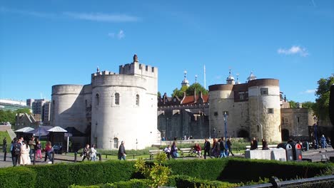 Vista-Exterior-De-La-Torre-De-Londres,-El-Palacio-Real-Y-La-Fortaleza-De-Su-Majestad.