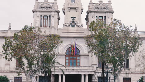 UHD-4K-Tilting-shot-of-Plaza-del-Ayuntamiento-in-Valencia