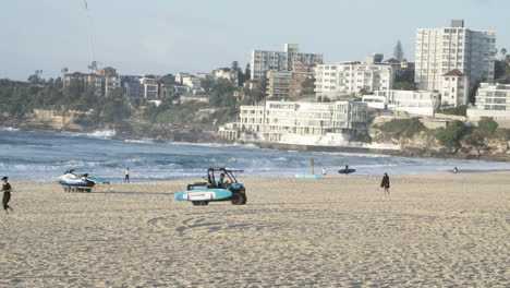 Wachsamkeit-Der-Rettungsschwimmer-Am-Bondi-Beach,-Sydney,-Australien,-Zeitlupe