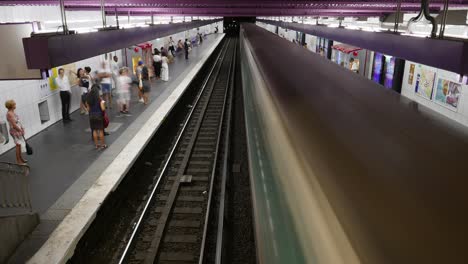 Grüne-Züge-Der-Pariser-U-Bahn-Kommen-An-Und-Fahren-An-Einer-U-Bahnstation-Ab,-Während-Die-Passagiere-Warten