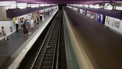 Los-Trenes-Verdes-Del-Sistema-De-Metro-De-París-Llegan-Y-Salen-De-Una-Estación-De-Metro-Mientras-Los-Pasajeros-Esperan