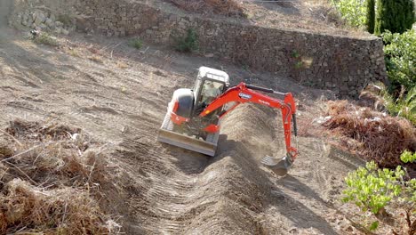 Excavadora-En-El-Trabajo,-Moviendo-Tierra-Y-Arena-Para-Un-Sitio-De-Construcción