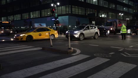 Nueva-York,-Intersección,-Tráfico,-Policía,-Noche,-Taxis.