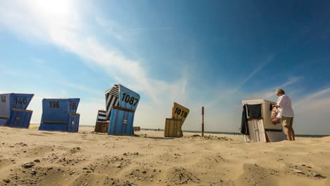 Sonnenliegen-An-Einem-Heißen-Tag-Am-Strand-In-Deutschland,-Langeoog