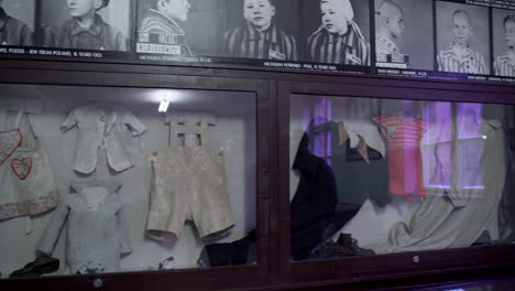 Ropa-Para-Niños-En-Exhibición-En-El-Museo-Del-Campo-De-Concentración-De-Auschwitz