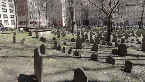 El-Cementerio-De-La-Capilla-Del-Rey-Es-Un-Cementerio-Histórico-En-Tremont-Street,-Cerca-De-Su-Intersección-Con-School-Street,-En-Boston,-Massachusetts,-Durante-El-Fin-De-Semana-Largo-De-Pascua-En-4k.